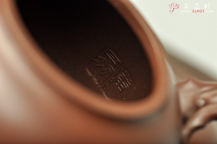 紫砂壶图片：经典作品 刚正挺拔 一捺底 全手傲骨寒梅却有一团和气 - 美壶网