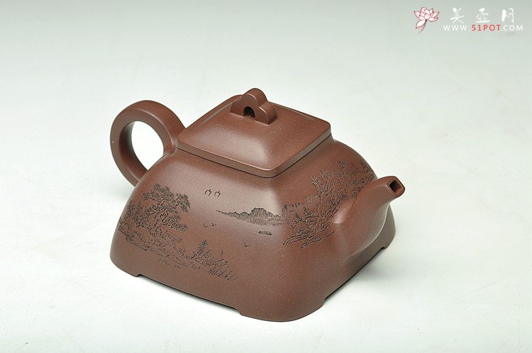 紫砂壶图片：何卫枫新品 刚正挺拔 助工袁德波装饰通景山水 全手孤棱 - 美壶网