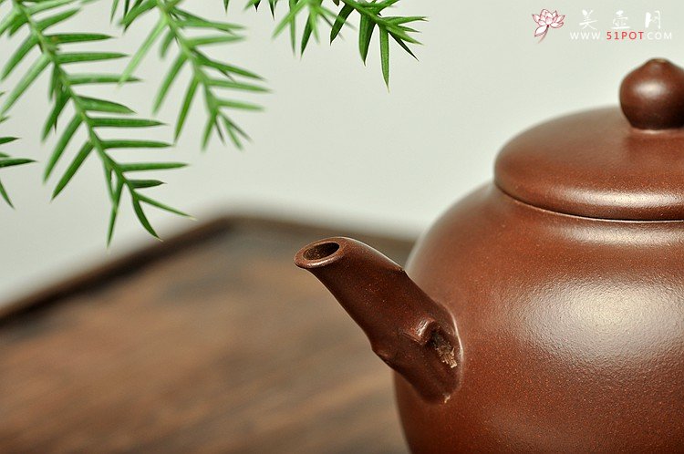 紫砂壶图片：经典作品 刚正挺拔 一捺底 全手傲骨寒梅却有一团和气 - 美壶网