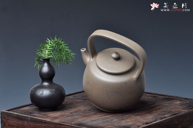 紫砂壶图片：邵家俊扛鼎之作 浑然天成  全手散氏提梁 国助和石精刻 - 美壶网