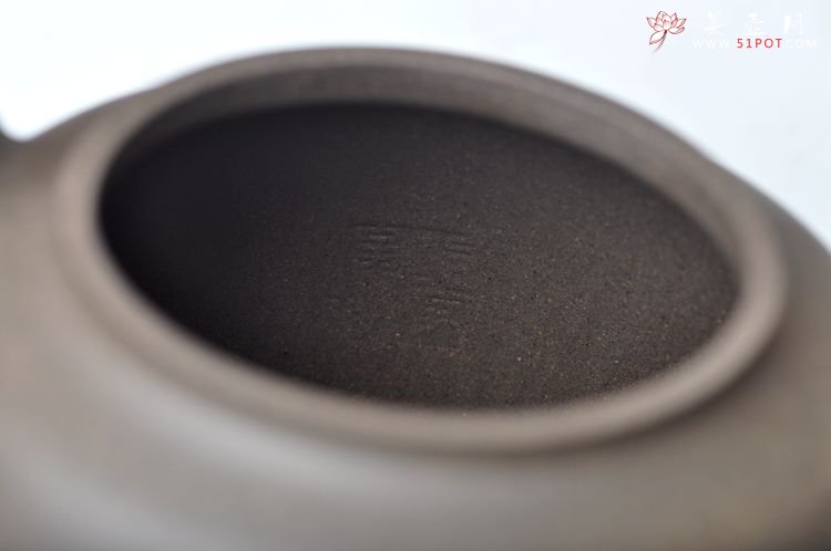 紫砂壶图片：邵家俊扛鼎之作 浑然天成  全手散氏提梁 国助和石精刻 - 美壶网