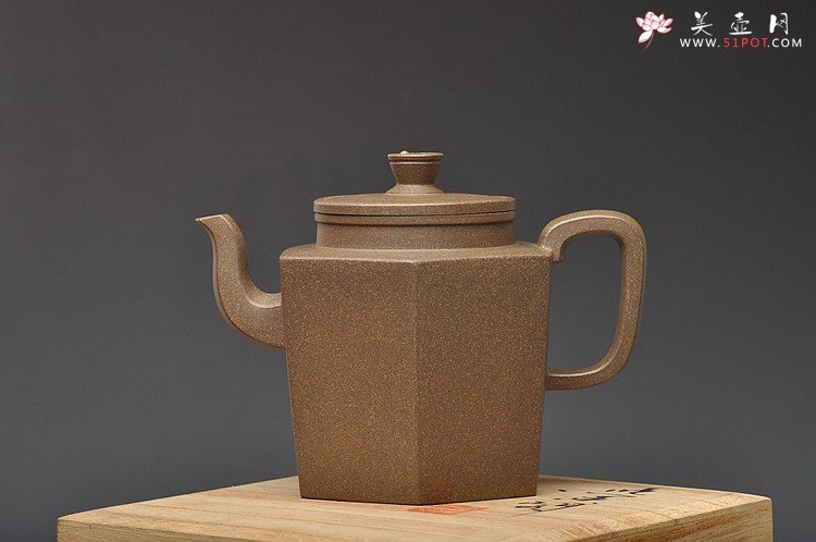 紫砂壶图片：青年实力派何卫枫最新力作 方圆有度 全手大彬壶式 - 美壶网