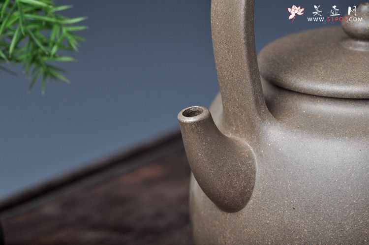 紫砂壶图片：邵家俊扛鼎之作 浑然天成  全手散氏提梁 国助和石精刻 - 美壶网