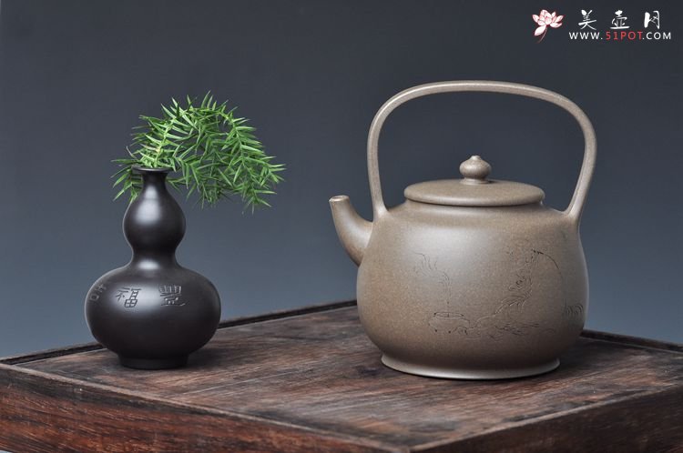 紫砂壶图片：邵家俊扛鼎之作 浑然天成  全手散氏提梁 国助和石精刻 - 美壶网