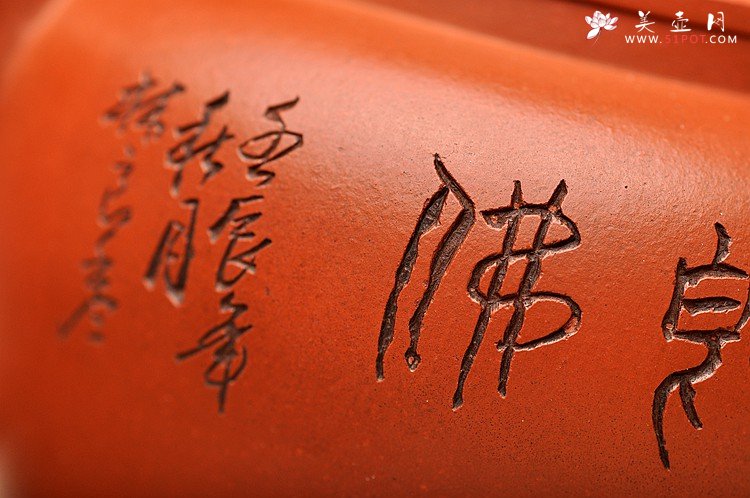 紫砂壶图片：林良丰装饰 黄玲玲执刀 瞿斌文人壶系列之全手平盖莲子 清灵秀美 - 美壶网