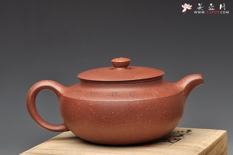 紫砂壶图片：国大师毛国强装饰 气势磅礴  全手大汉扁 收藏~ - 美壶网