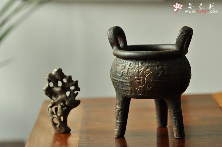 紫砂壶图片：全手玩砂之三足鼎 古朴典雅 - 美壶网