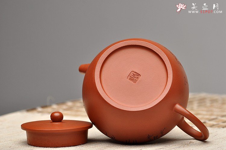 紫砂壶图片：林良丰装饰 黄玲玲执刀 瞿斌文人壶系列之全手平盖莲子 清灵秀美 - 美壶网