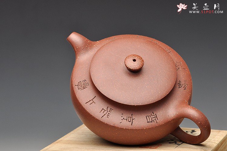 紫砂壶图片：国大师毛国强装饰 气势磅礴  全手大汉扁 收藏~ - 美壶网