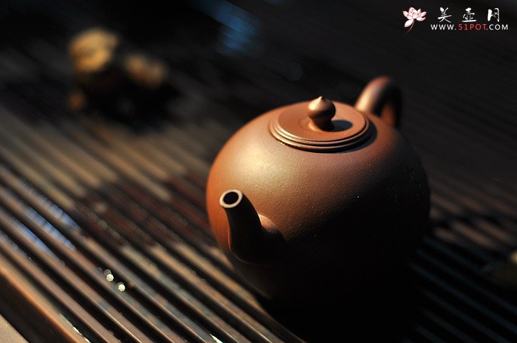 紫砂壶图片：古朴饱满 拙意十足 摹古全手大彬圆壶 江上清风山中明月 - 美壶网