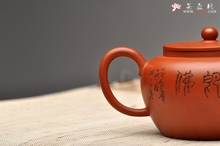 紫砂壶图片：林良丰装饰 黄玲玲执刀 瞿斌文人壶系列之全手平盖莲子 清灵秀美 - 美壶网