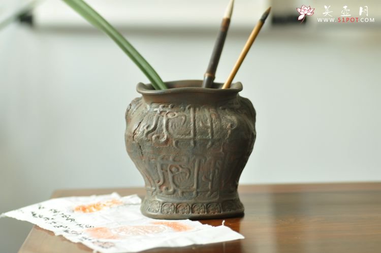 紫砂壶图片：全手玩砂之宝鼎 古朴典雅 - 美壶网