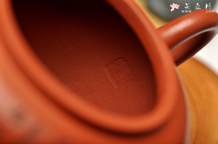 紫砂壶图片：林良丰装饰 黄玲玲执刀 瞿斌文人壶系列之全手平盖莲子 清灵秀美 - 美壶网