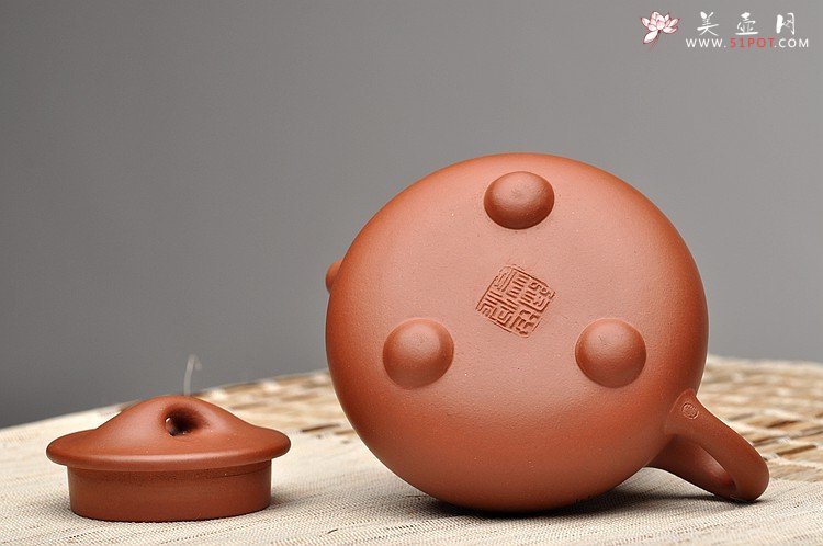 紫砂壶图片：啄砂装饰 古色古香 优质红皮龙 舍瓢 敦厚拙朴 - 美壶网