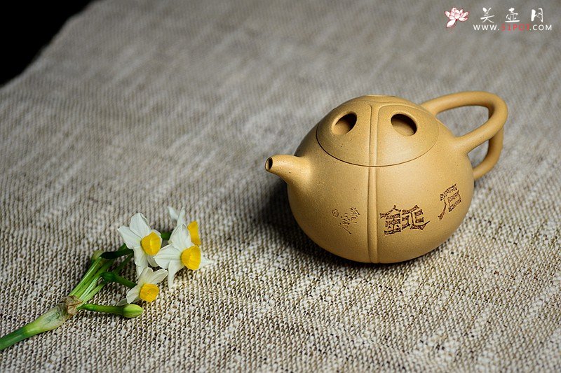 紫砂壶图片：曲峰摹古作品 东石款 石瓢 又称椰子壶 老味具显 陆轶舟文气装饰 - 美壶网