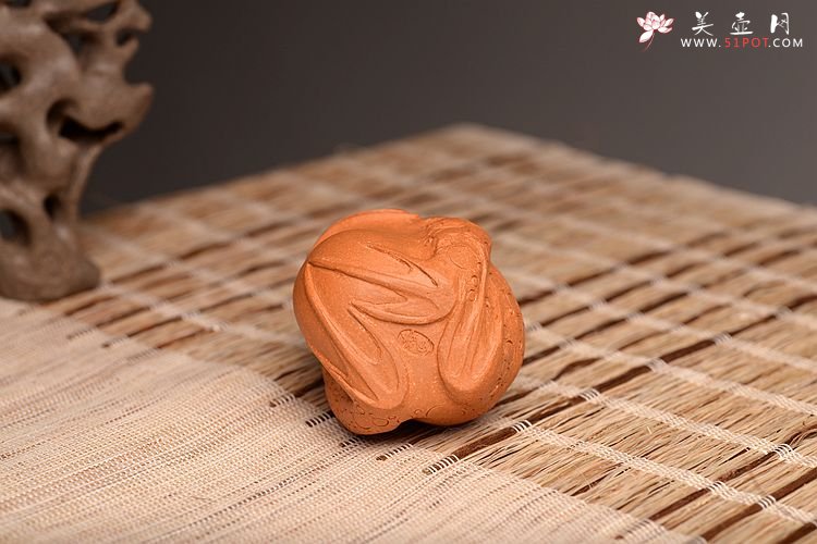 紫砂壶图片：施奇华老艺人全手茶宠锦集 文房茶宠水注之金蟾 - 美壶网