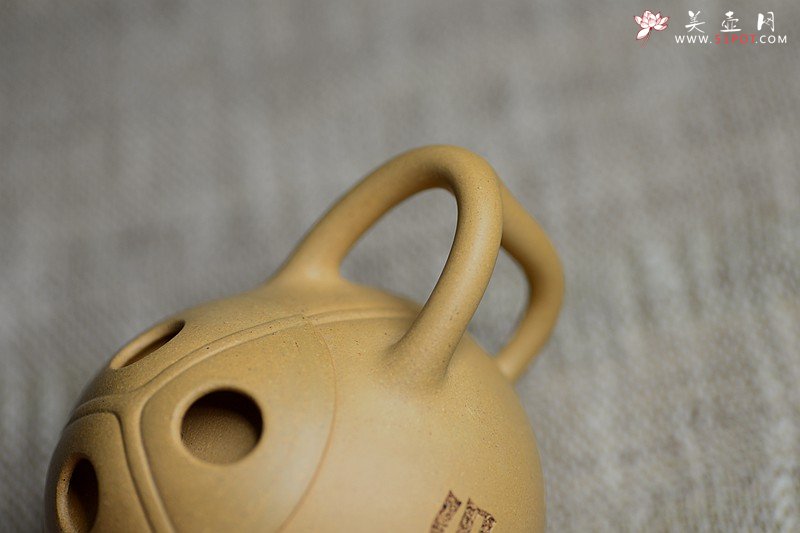 紫砂壶图片：曲峰摹古作品 东石款 石瓢 又称椰子壶 老味具显 陆轶舟文气装饰 - 美壶网