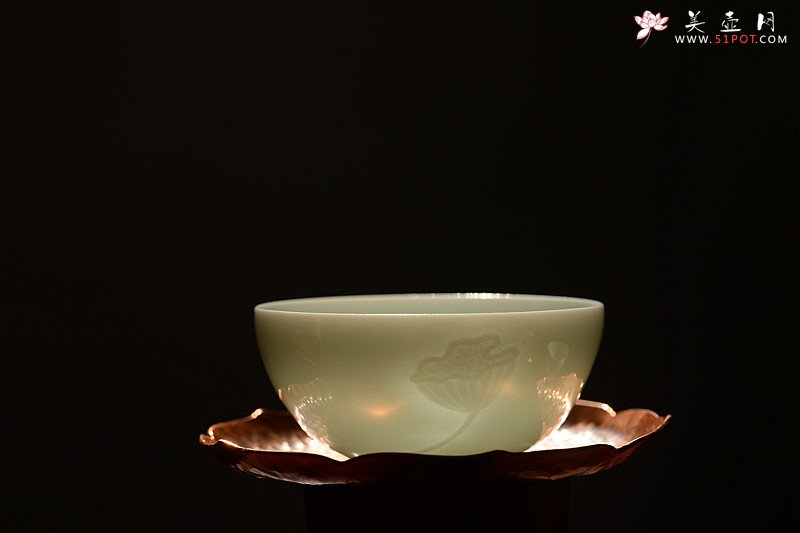 紫砂壶图片：美壶特惠一套 景德镇手工浅雕杯+福建手工制作莲花铜杯托~ **必备数量有限o(∩_∩)o  - 美壶网