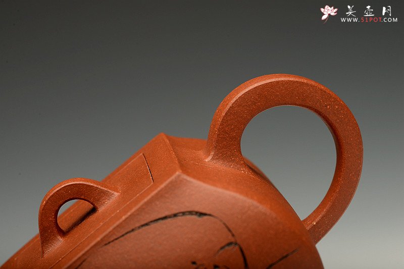 紫砂壶图片：线条挺拔 方圆相容 全手四方鼓腹 陆轶舟装饰   - 美壶网