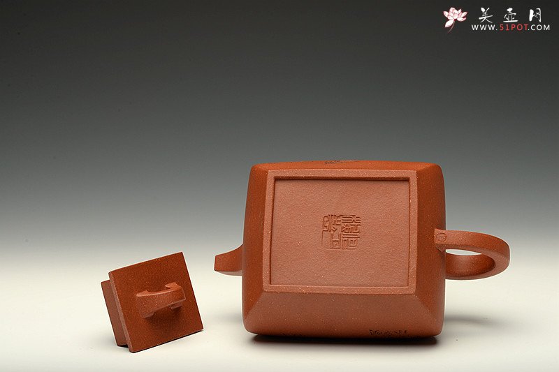 紫砂壶图片：线条挺拔 方圆相容 全手四方鼓腹 陆轶舟装饰   - 美壶网