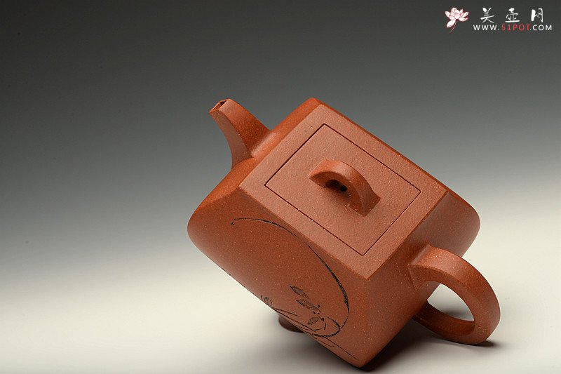 紫砂壶图片：线条挺拔 方圆相容 全手四方鼓腹 陆轶舟装饰   - 美壶网