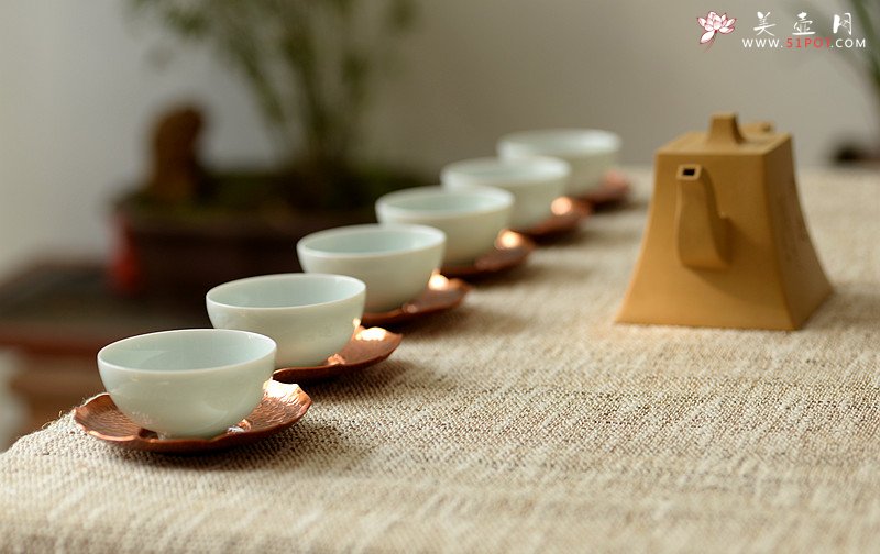 紫砂壶图片：美壶特惠一套 景德镇手工浅雕杯+福建手工制作莲花铜杯托~ **必备数量有限o(∩_∩)o  - 美壶网