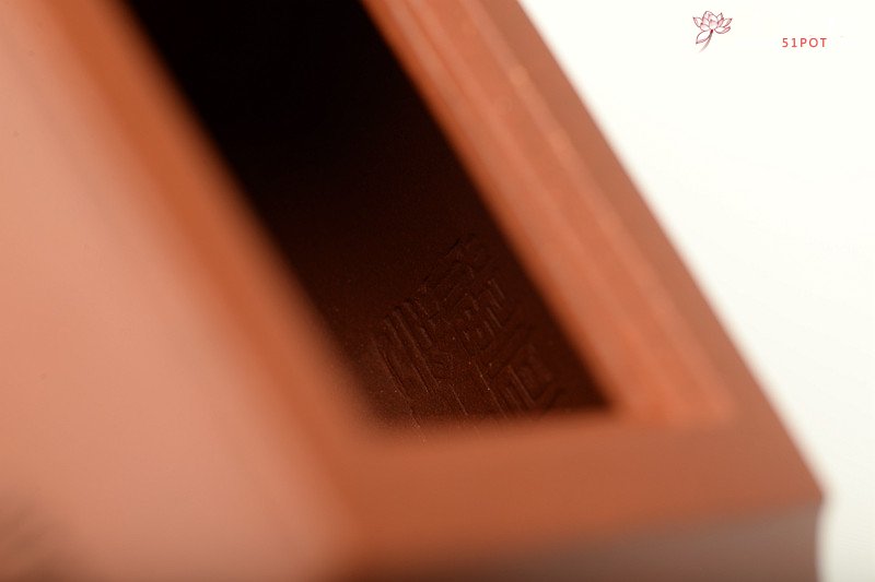 紫砂壶图片：线条挺拔 方圆相容 全手四方鼓腹 陆轶舟装饰   - 美壶网