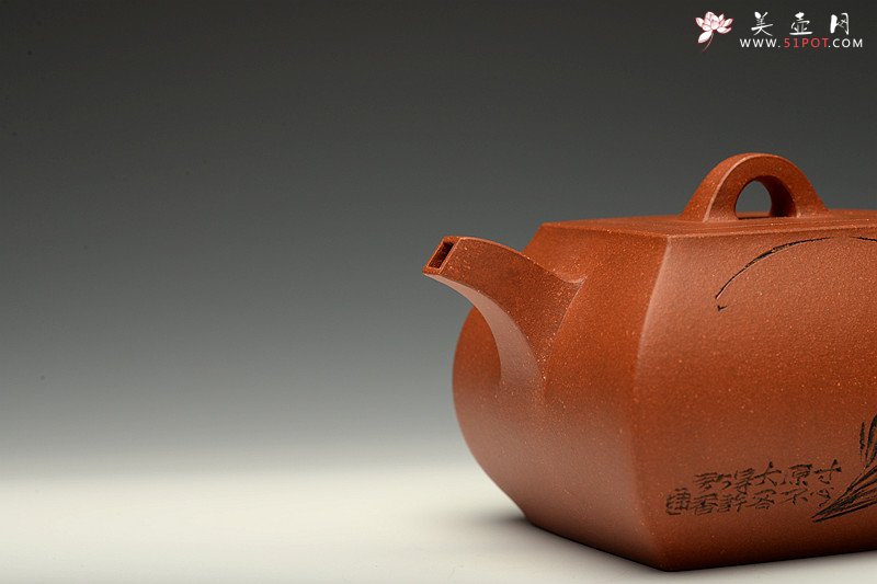紫砂壶图片：线条挺拔 方圆相容 全手四方鼓腹 陆轶舟装饰   - 美壶网