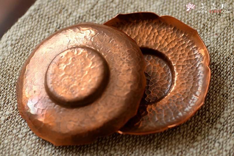 紫砂壶图片：美壶特惠一套 景德镇手工浅雕杯+福建手工制作莲花铜杯托~ **必备数量有限o(∩_∩)o  - 美壶网