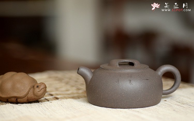 紫砂壶图片：经典不传统 全手圆踪 文气小壶 刘世涛自撰壶铭~ - 美壶网