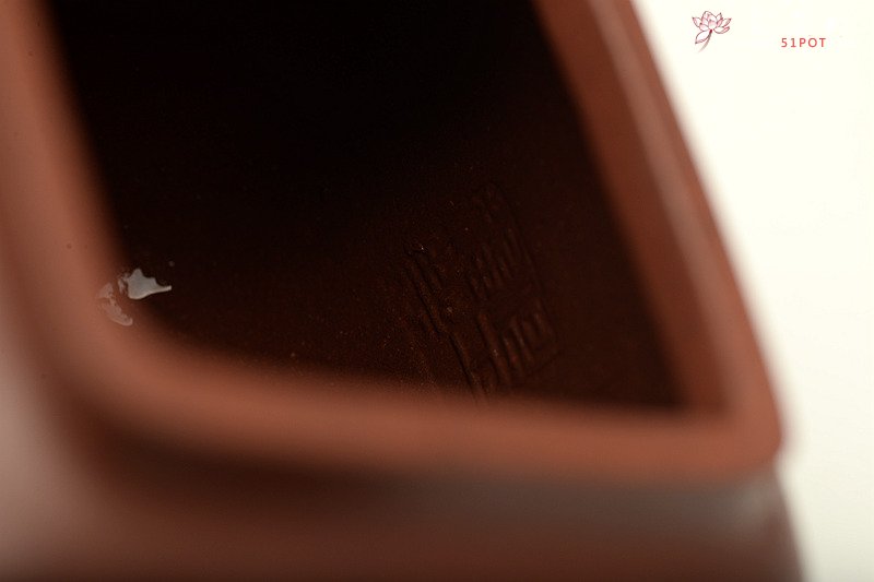 紫砂壶图片：何卫枫最新力作 高工陈宏林精心装饰 全手鸣远四方 端庄俊秀 - 美壶网