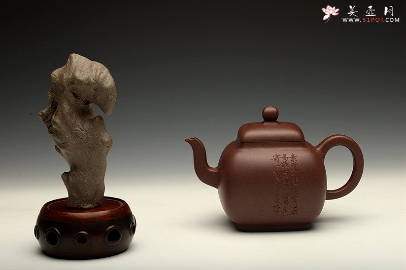 紫砂壶图片：何卫枫最新力作 高工陈宏林精心装饰 全手鸣远四方 端庄俊秀 - 美壶网