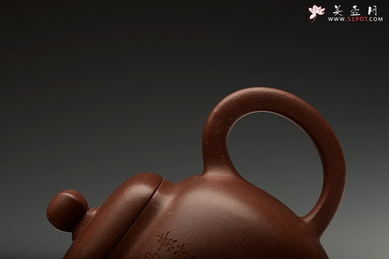 紫砂壶图片：何卫枫最新力作 高工陈宏林精心装饰 全手鸣远四方 端庄俊秀 - 美壶网