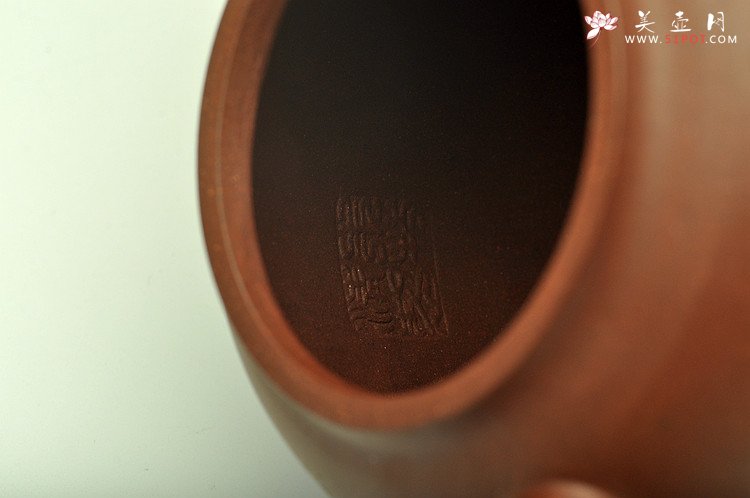 紫砂壶图片：造型简洁大方  刻绘生动逼真  全手明泉  - 美壶网