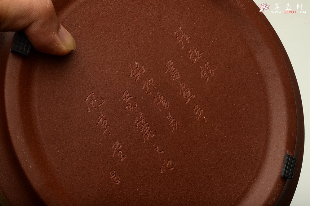 紫砂壶图片：茶舍必备 汉风水洗 书香氛围 啄砂装饰 文质相含 ‘济以学问 澹泊自守 造于高明’ - 美壶网