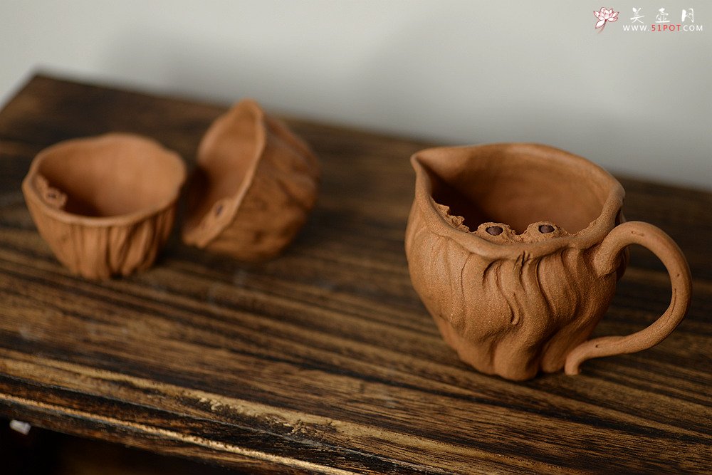 紫砂壶图片：学院派风格之全手莲蓬公道+2个手工莲子杯  肌理丰富 各有风味~ - 美壶网