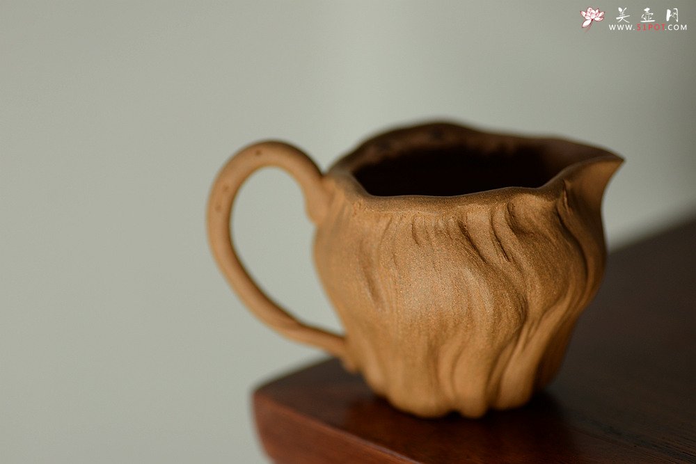 紫砂壶图片：学院派风格之全手莲蓬公道+2个手工莲子杯  肌理丰富 各有风味~ - 美壶网