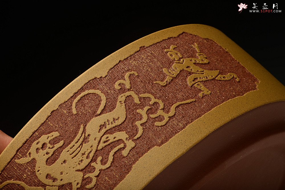 紫砂壶图片：茶舍必备 汉风水洗 书香氛围 啄砂装饰 文质相含 ‘济以学问 澹泊自守 造于高明’ - 美壶网