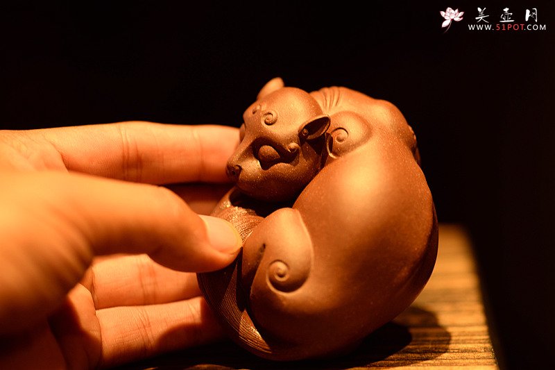 紫砂壶图片：栩栩如生 睡狸o(∩_∩)o  精品茶宠 - 美壶网