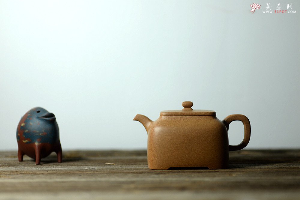紫砂壶图片：何卫枫新作 五彩段泥 全手方础 方正稳重 - 美壶网