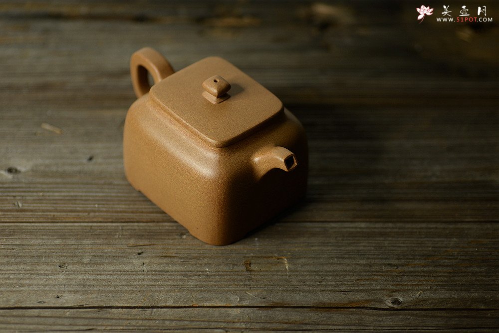 紫砂壶图片：何卫枫新作 五彩段泥 全手方础 方正稳重 - 美壶网