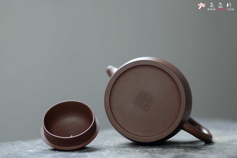 紫砂壶图片：陈腐老紫泥 稳重大方 做工精致 全手秦权 潜力艺人 - 美壶网