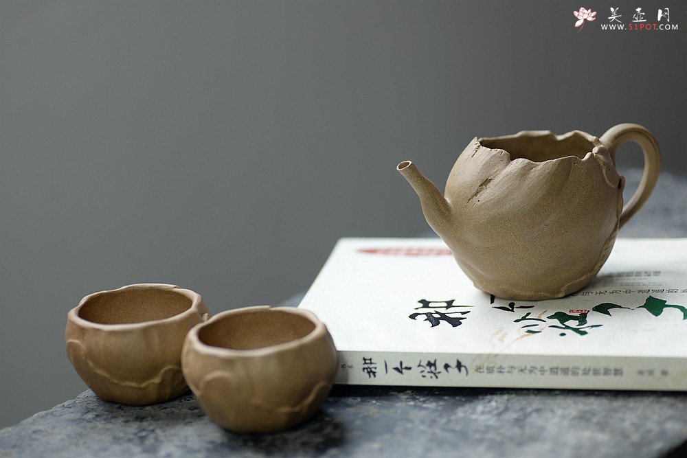 紫砂壶图片：学院派风格之全手荷叶公道+2个手工荷叶杯 肌理丰富 各有风味~ - 美壶网