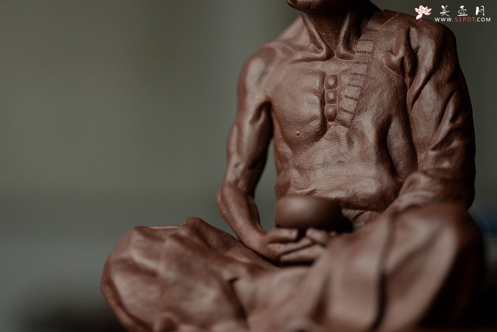 紫砂壶图片：造型古朴 神态细腻 做工精致  全手静坐罗汉 - 美壶网