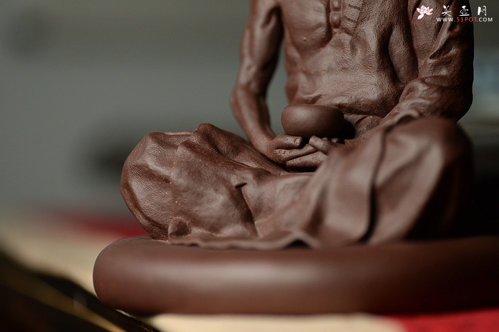 紫砂壶图片：造型古朴 神态细腻 做工精致  全手静坐罗汉 - 美壶网