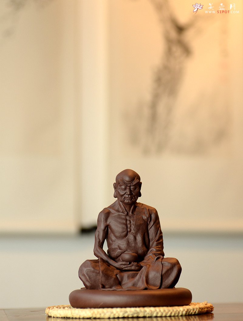 紫砂壶图片：造型古朴 神态细腻 做工精致  全手静坐罗汉 - 美壶网