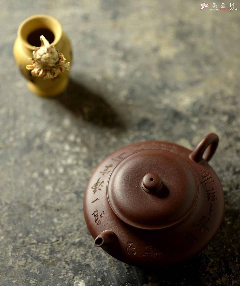 紫砂壶图片：瞿斌近作 黄玲玲装饰 文雅秀气 精致小虚扁 无弦之琴何以清心唯一净字可得 - 美壶网