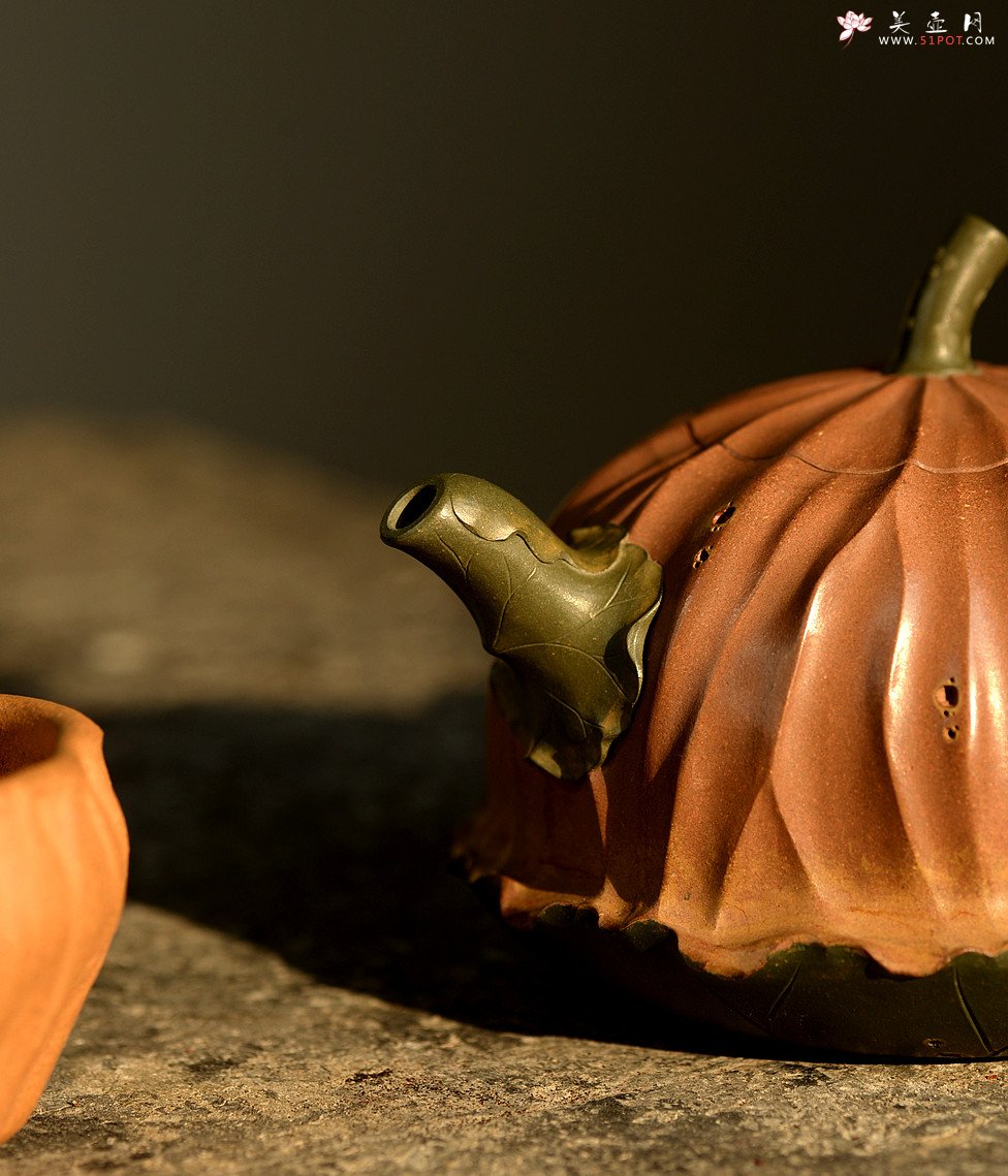 紫砂壶图片：文气十足 意境深远 秋日残荷 孙伟强张新亚合作 - 美壶网