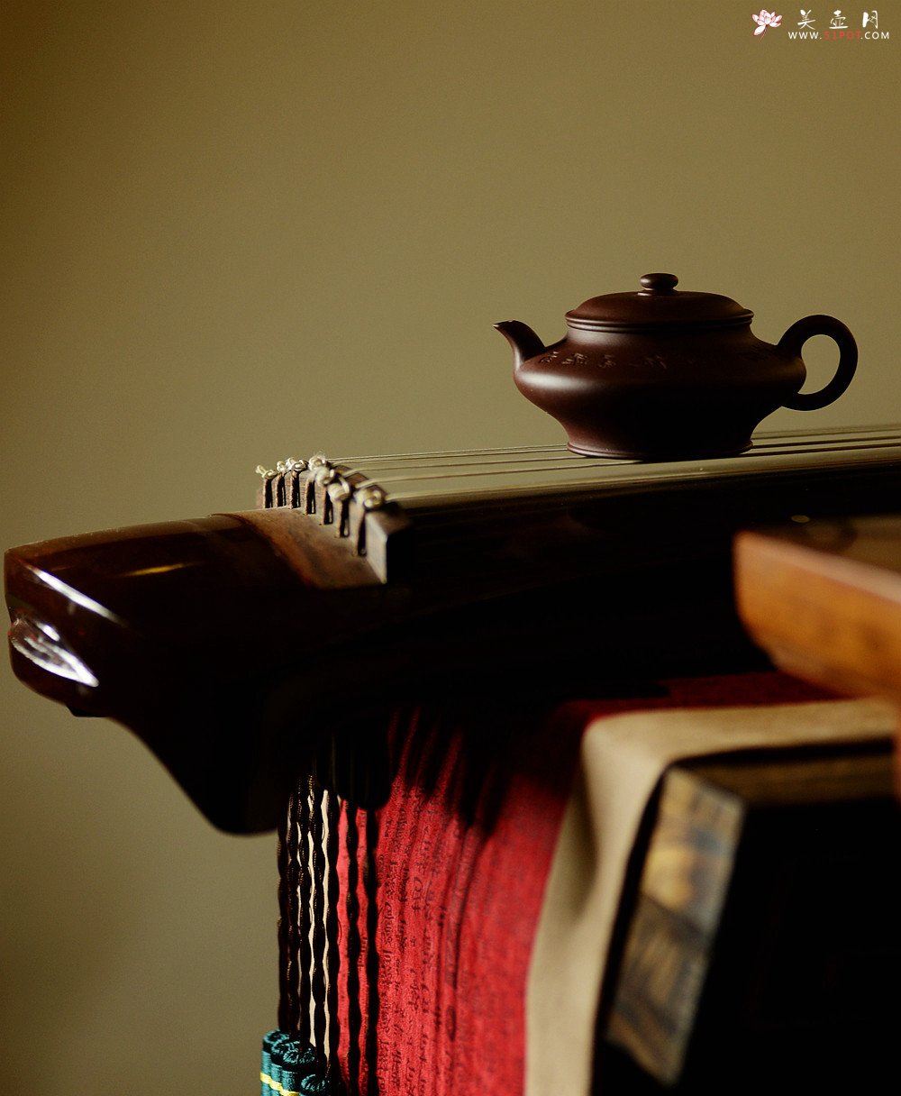 紫砂壶图片：瞿斌近作 黄玲玲装饰 文雅秀气 精致小虚扁 无弦之琴何以清心唯一净字可得 - 美壶网