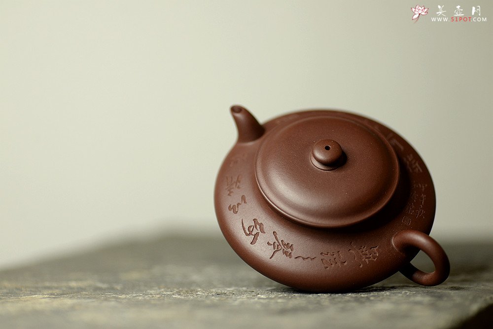 紫砂壶图片：瞿斌近作 黄玲玲装饰 文雅秀气 精致小虚扁 无弦之琴何以清心唯一净字可得 - 美壶网